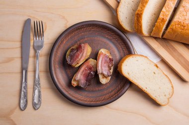 Ahşap zemin üzerine pastırma dilimlerini fırında patates. Dilimleri