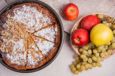 Cheesecake vintage bıçak ve ışık mermer b taze meyve ile