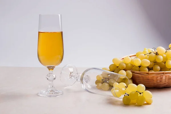 白ワインとブドウ。ホワイト ガラスとライト m のブドウのワイン — ストック写真