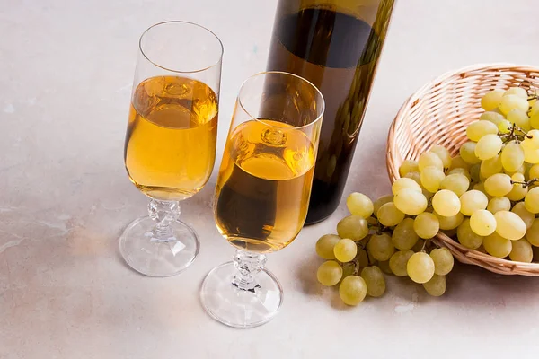 白ワインとブドウ。白ワインはグラス、ワインのボトルと — ストック写真