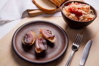 Dilim pastırma ve mutfak eşyaları woode üzerinde yemek fırında patates