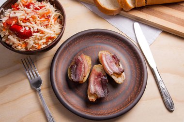 Dilim pastırma ve mutfak eşyaları woode üzerinde yemek fırında patates