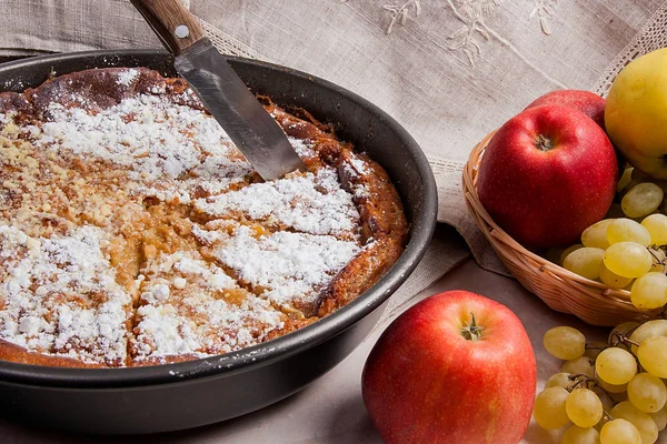 Cheesecake ışık mermer zemin üzerine taze meyve ile