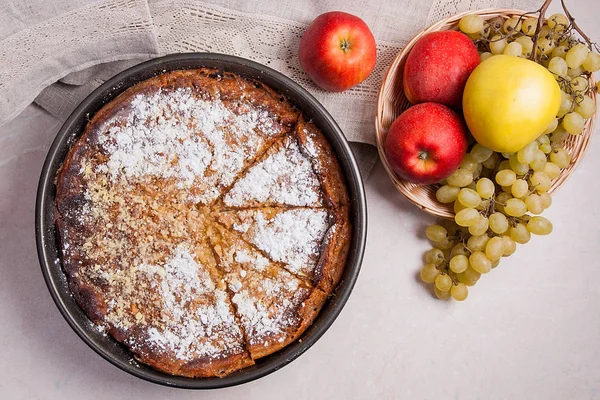 Cheesecake vintage bıçak ve ışık mermer b taze meyve ile