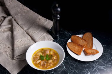 Beyaz plaka, beyaz bir blac tabağa birkaç tost fasulye çorbası