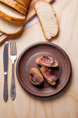 Ahşap zemin üzerine pastırma dilimlerini fırında patates. Dilimleri