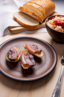 Dilim pastırma ve mutfak eşyaları woode üzerinde yemek fırında patates