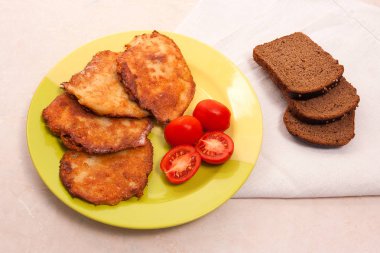 İle et ve domates ile çavdar b yeşil plaka üzerinde patates pancakes