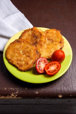 İle et ve domates Belarus yeşil plaka üzerinde patates pancakes