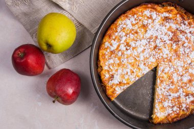 Elmalı turta ışık mermer zemin üzerine taze meyve ile