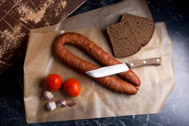 Siyah çavdar ekmeği ambalaj kağıt üzerinde Sosis füme.