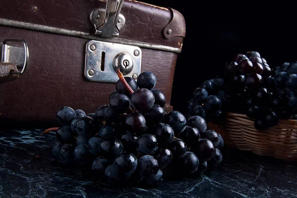 Racimo de uvas azules sobre fondo de mármol oscuro. Caso Vintage o — Foto de Stock