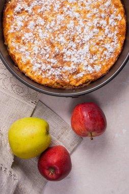 Elmalı turta ışık mermer zemin üzerine taze meyve ile
