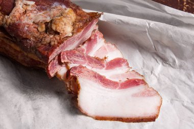 Pastırma füme ambalaj kağıt üzerinde şişir. Vintage altı bir