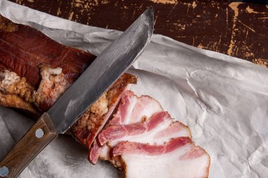 Pastırma füme ve bıçak ambalaj kağıt üzerinde şişir. Vintage natu