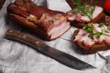 Füme pastırma çavdar ile siyah ekmek ve cuted domates üzerinde paketi