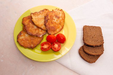 İle et ve domates ile çavdar b yeşil plaka üzerinde patates pancakes