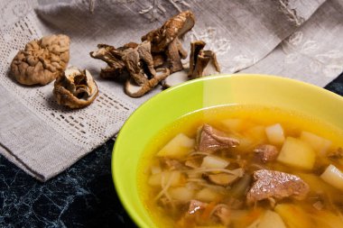 Yeşil plaka, mantar çorbası ile kompozisyon kurutulmuş vahşi mushro