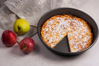 Elmalı turta ışık mermer zemin üzerine taze meyve ile