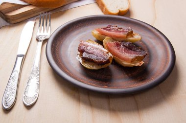 Ahşap zemin üzerine pastırma dilimlerini fırında patates. Dilimleri