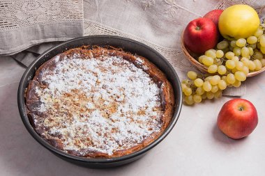 Cheesecake vintage bıçak ve ışık mermer b taze meyve ile