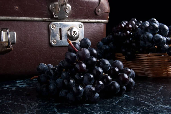 Racimo de uvas azules sobre fondo de mármol oscuro. Caso Vintage o — Foto de Stock