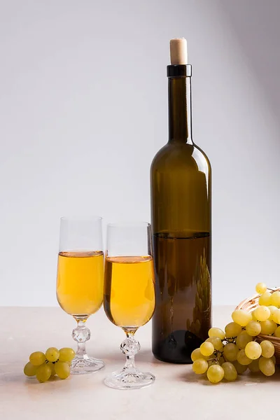 Vitt vin och druvor. Vitt vin i glas, flaska vin och — Stockfoto