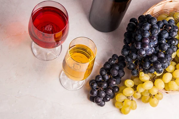 Wine and grapes. White and red wine in glasses and bottle of win — Stock Photo, Image