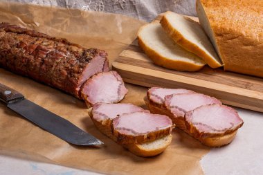 Füme dilimleri et ya da jambon kahverengi ambalaj kağıt üzerinde. Dilimler beyaz w