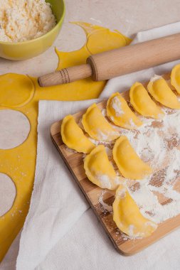 Kaynama vareniki, köfte, pierogi için hazır görünümünü kapat 