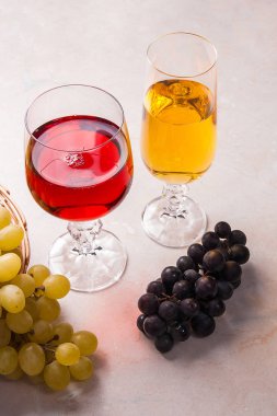 Şarap ve üzüm. Beyaz ve kırmızı ışık mermer b bardaklarda şarap