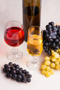 Şarap ve üzüm. Beyaz ve kırmızı şarap gözlük ve kazanmak şişe