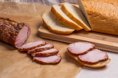 Füme dilimleri et ya da jambon kahverengi ambalaj kağıt üzerinde. Dilimler beyaz w