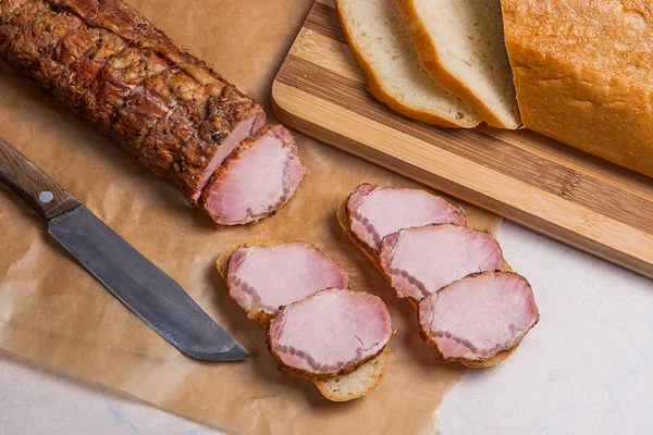 Füme dilimleri et ya da jambon kahverengi ambalaj kağıt üzerinde. Dilimler beyaz w