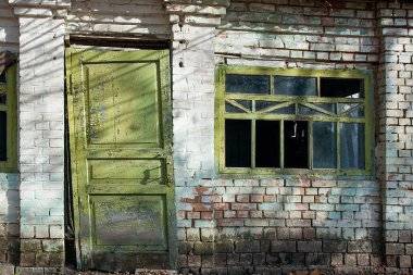 Eski kırık cam ve yıpranmış kapı, doku hangi eski pa