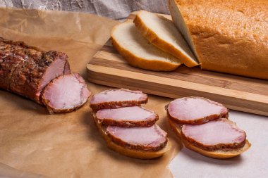 Füme dilimleri et ya da jambon kahverengi ambalaj kağıt üzerinde. Dilimler beyaz w