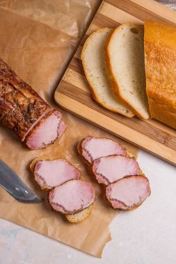 Füme dilimleri et ya da jambon kahverengi ambalaj kağıt üzerinde. Dilimler beyaz w