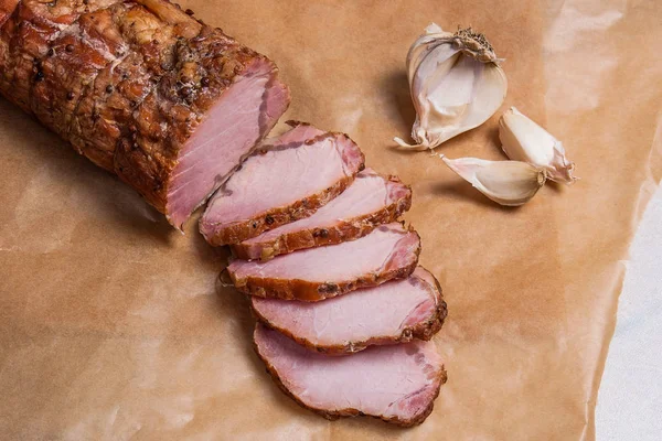 Zár megjelöl kilátás szeletelt füstölt húst vagy a sonka és a fokhagyma, a barna p — Stock Fotó