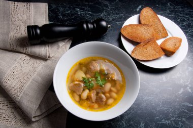 Beyaz plaka, beyaz bir blac tabağa birkaç tost fasulye çorbası