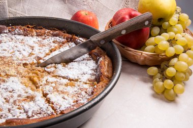 Cheesecake ışık mermer zemin üzerine taze meyve ile