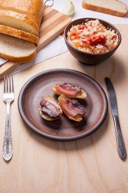 Dilim pastırma ve mutfak eşyaları woode üzerinde yemek fırında patates