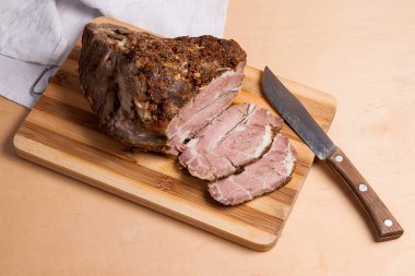 Ahşap tahta üzerinde pişmiş domuz otlar, baharatlar ile dilimlenmiş.