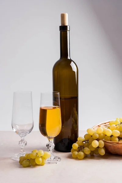 白ワインとブドウ。白ワインはガラス瓶とブドウ — ストック写真