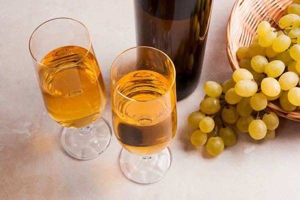 White wine and grapes. White wine in glasses, bottle of wine and — Stock Photo, Image