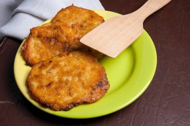 Yeşil plaka üzerinde Belarus tarzı etli patatesli krep 