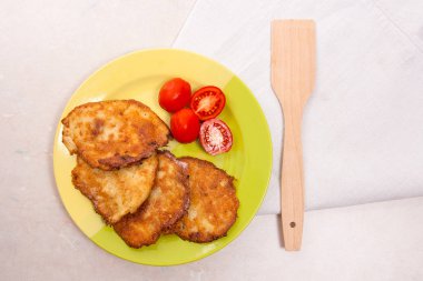 İle et ve domates Belarus yeşil plaka üzerinde patates pancakes