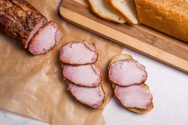 Füme dilimleri et ya da jambon kahverengi ambalaj kağıt üzerinde. Dilimler beyaz w