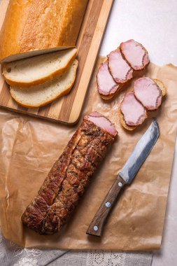 Füme dilimleri et ya da jambon kahverengi ambalaj kağıt üzerinde. Dilimler beyaz w