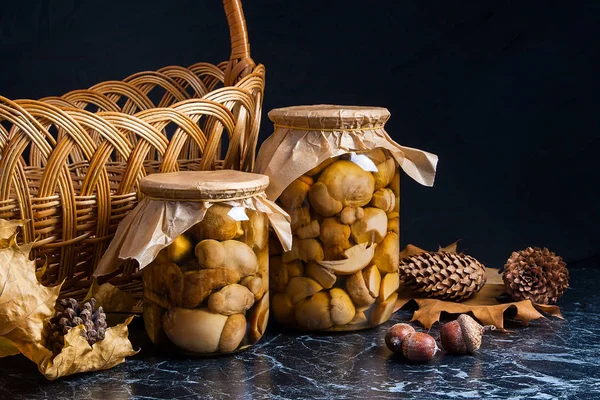 Bac iki cam kavanoz ile Marine mantar siyah mermer