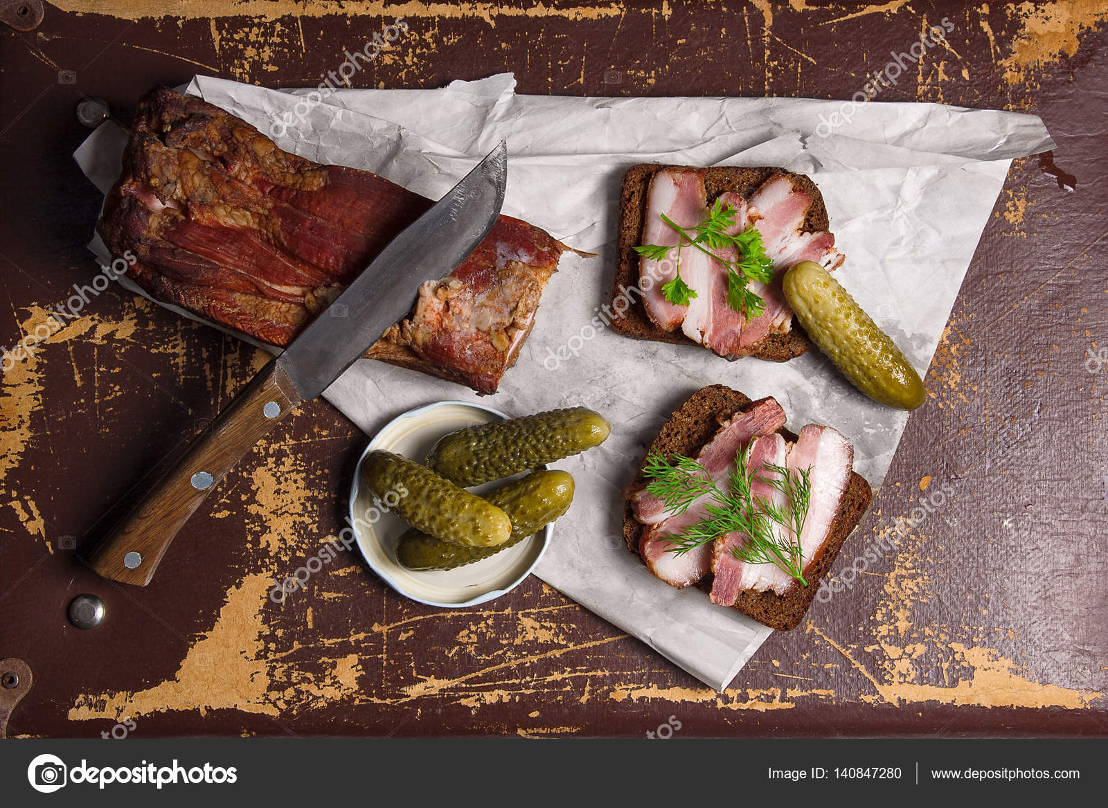 st3.depositphotos.com/4509491/14084/i/1600/depositphotos_140847280-stock-photo-smoked-bacon-with-rye-black.jpg